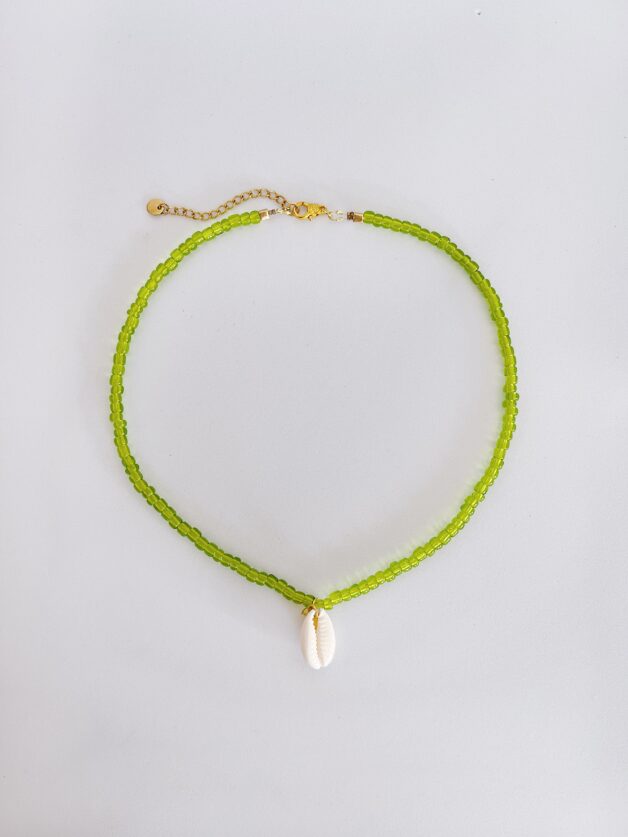 Stay Calma - Green cauris necklace